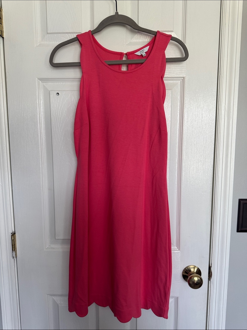 crown & ivy Sleeveless Midi Scalloped Dress in Hot Pink